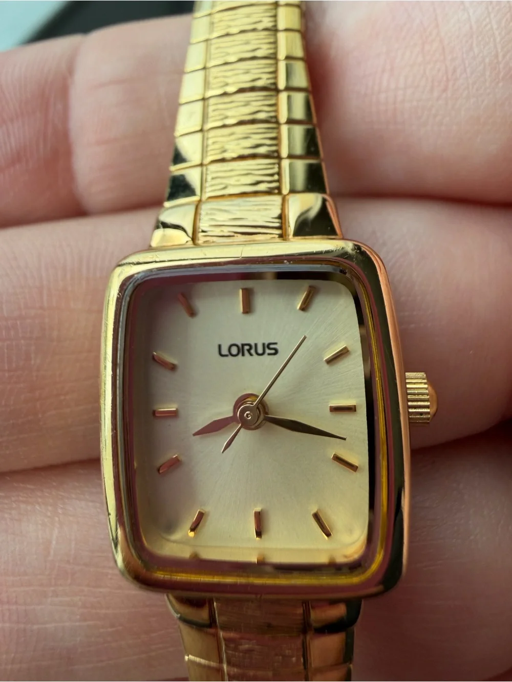 Vintage LORUS Women's Gold Tone Watch/ Works/ New Battery V811-X059 Exp Band